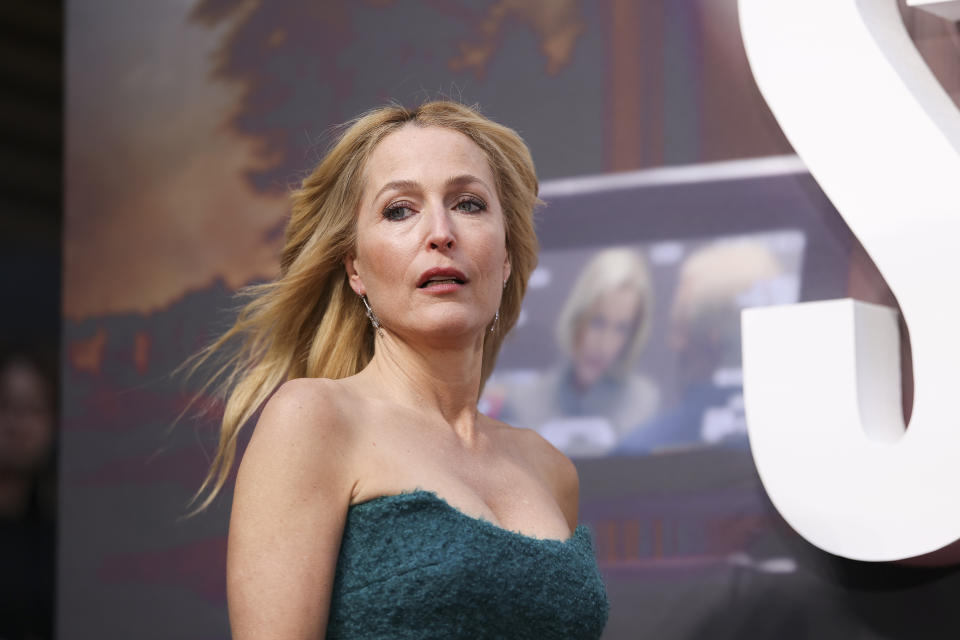 Gillian Anderson posa en el estreno mundial de la película "Scoop" el miércoles 27 de marzo de 2024 en Londres. (Photo by Vianney Le Caer/Invision/AP)