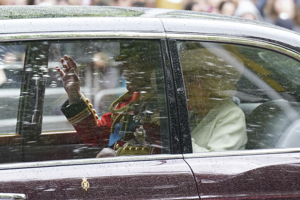 El rey Carlos III y la reina Camilla llegan al Palacio de Buckingham previo a la ceremonia de Trooping the Color en el centro de Londres, mientras el rey celebra su cumpleaños oficial, el sábado 15 de junio de 2024. (James Manning/PA vía AP)