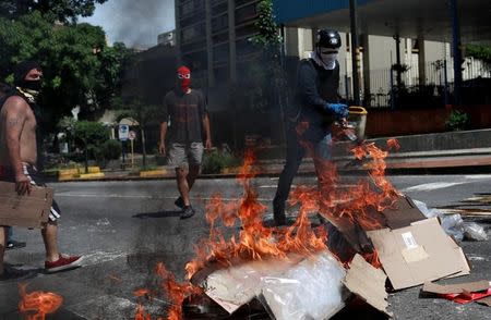 Opositores al gobierno de Nicolás Maduro en Venezuela montan una barricada en las calles de Caracas en una jornada de protesta, Jul 20, 2017. REUTERS/Marco Bello