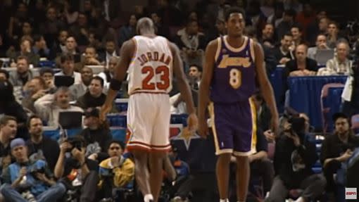 19歲的Kobe在1998年明星賽上把握每一個能跟Jordan單獨對抗的機會。（圖／翻攝自YouTube ESPN）