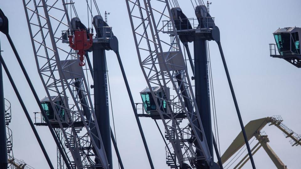 Mobile Kräne im Rostocker Seehafen. Die deutsche Industrie profitiert laut Bundesbank bereits seit geraumer Zeit von einer starken Nachfrage im Zuge der weltweiten Konjunkturerholung.