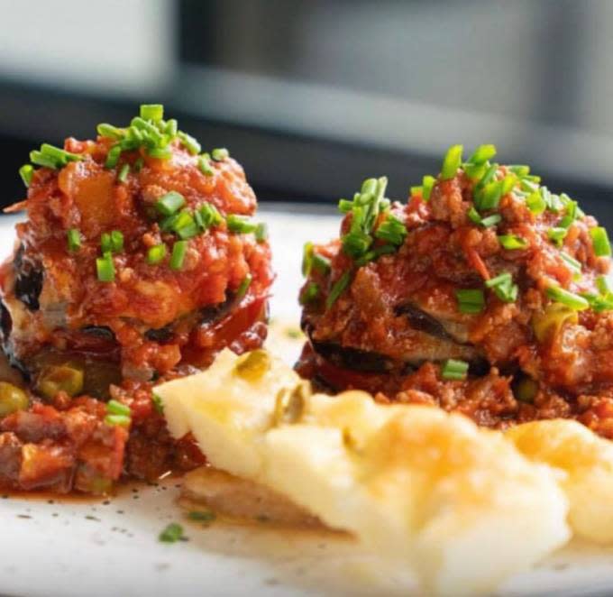 Las berenjenas con queso y tomate son un clásico italiano. 