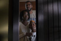 En esta imagen difundida por Universal Pictures, Winston Duke, Lupita Nyong'o y Evan Alex, a la derecha, en una escena de "Us", la nueva película de Jordan Peele. (Universal Pictures vía AP)