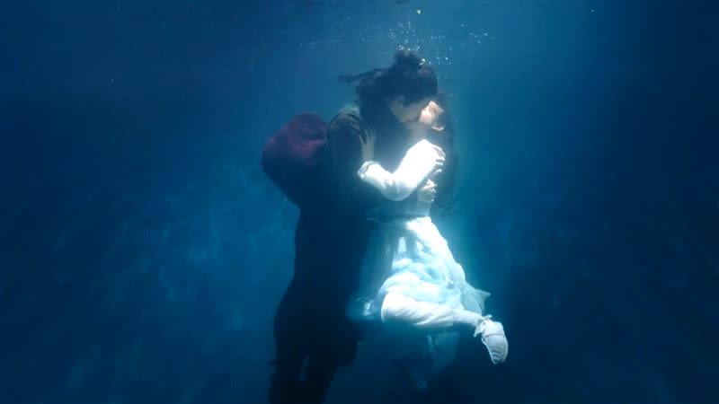 何泓姍和徐正溪在劇中有一場浪漫水中接吻戲。（圖／八大提供）