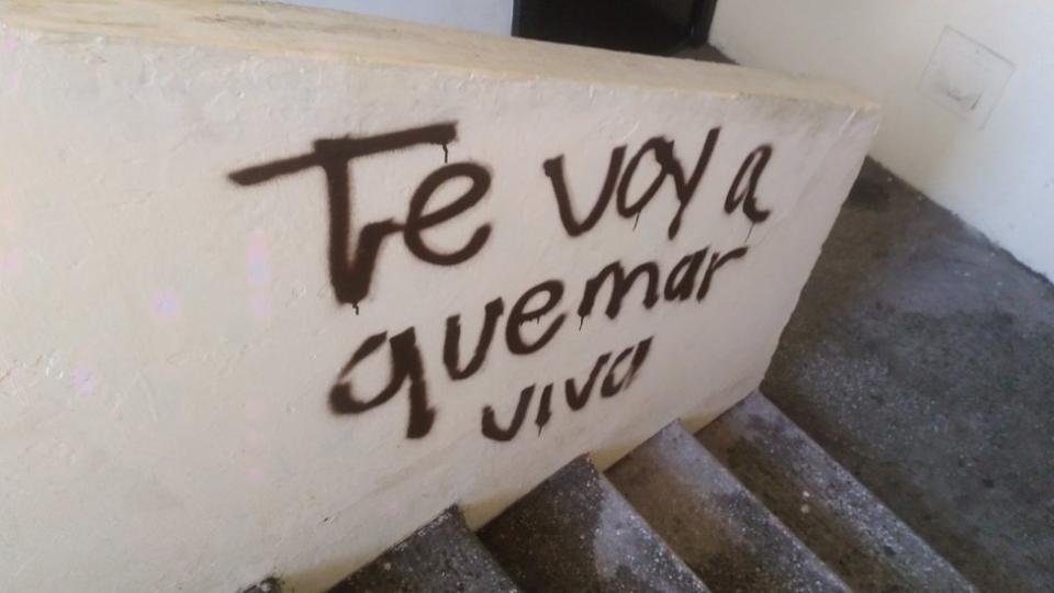 Pintadas en la escalera del departamento de Padilla, en fotos que la víctima compartió en su cuenta de Twitter.