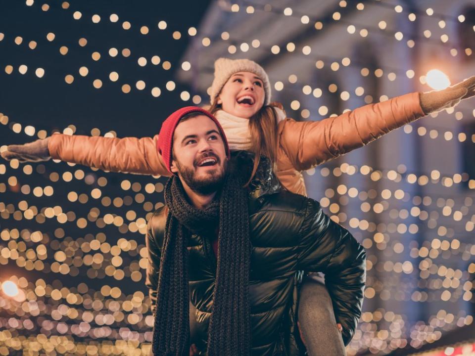 Der Lichterzauber gehört für viele zu Weihnachten wie Plätzchen und Glühwein. Wer nicht auf ihn verzichten möchte, kann mit einigen einfachen Tricks trotzdem Energie sparen. (Bild: Roman Samborskyi/Shutterstock.com)