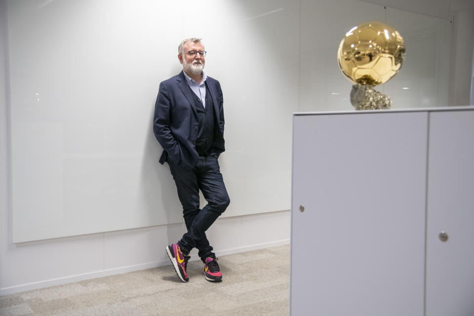 Pascal Ferré, el editor en jefe de France Football, con el Balón de Oro en su oficina de París, el 25 de noviembre de 2021. (James Hill/The New York Times)