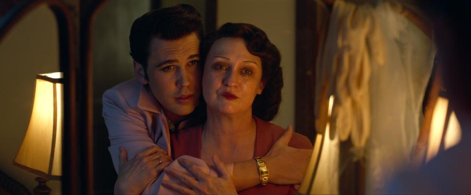 A boy loves his mother: Elvis (Austin Butler) and Gladys Presley (Helen Thomson) in "Elvis."