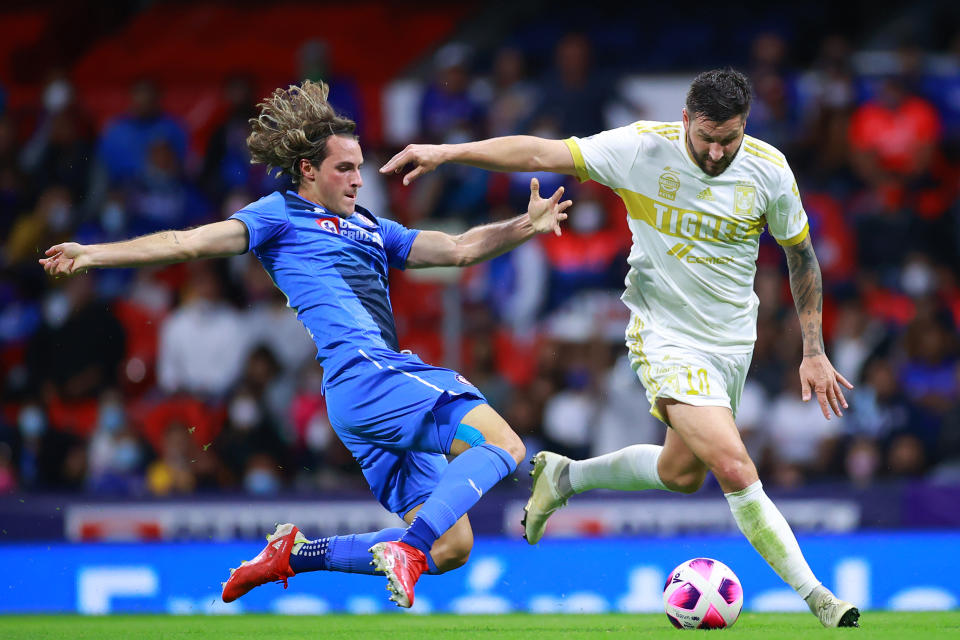 MEXICO CITY, MEXICO - OCTOBER 16: Santiago Gimenez #29 of Cruz Azul battles for possesion with Andre Pierre Gignac #10 of Tigres during the 13th round match between Cruz Azul and Tigres UANL as part of the Torneo Grita Mexico A21 Liga MX at Azteca Stadium on October 16, 2021 in Mexico City, Mexico. (Photo by Hector Vivas/Getty Images)