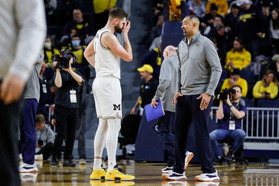 Michigan head coach Juwan Howard talks to center Hunter Dickinson at halftime during the first round of the first round of the NIT at Crisler Center in Ann Arbor on Tuesday, March 14, 2023.