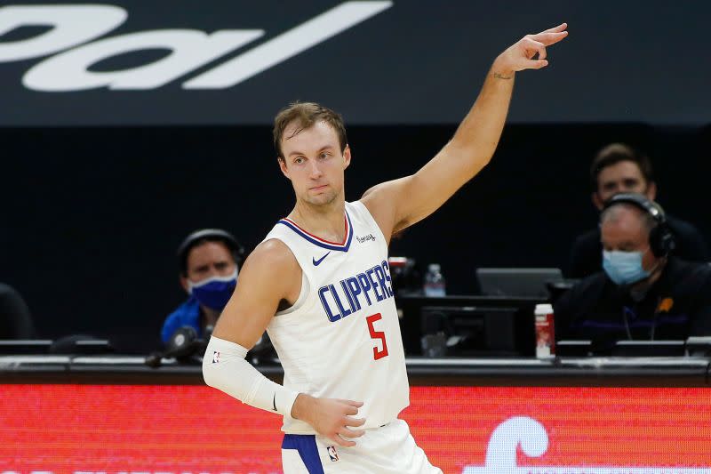 ▲24歲後衛Luke Kennard(肯納德)以100%命率攻下20分，成隊史首人，並幫助快艇逆轉老鷹奪勝。（圖／美聯社／達志影像）