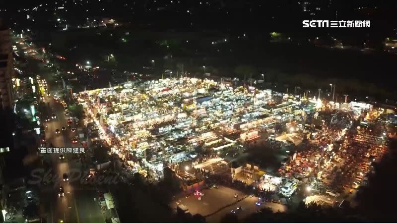 斗六的人文夜市只開週二和週六，從空拍照來看門庭若市。（圖／陳建良提供）