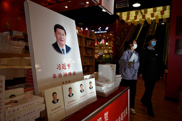 Una estantería con libros de Xi Jinping en una librería de Yanan