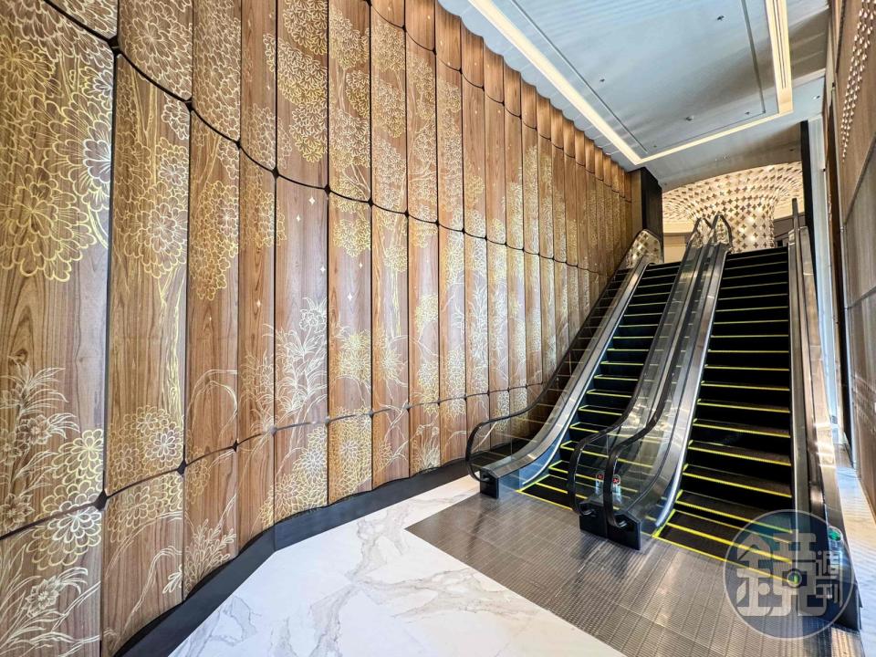 在電扶梯旁可看見大片、細緻的蘭納傳統金漆畫。 