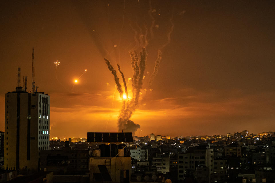 Fotografía tomada en la ciudad de Gaza de los cohetes israelíes interceptando los misiles palestino. (Foto: Fatima Shbair / Getty Images).