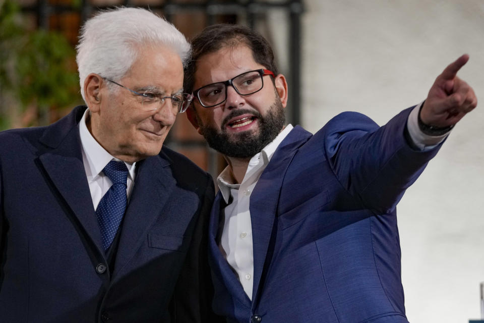 El presidente de Chile, Gabriel Boric, a la derecha, en conversación con el presidente de Italia, Sergio Mattarella, durante su visita al palacio presidencial de La Moneda en Santiago, Chile, el martes 4 de julio de 2023. Mattarella está en Chile de dos días antes de viajar a Paraguay. (AP Foto/Esteban Félix)