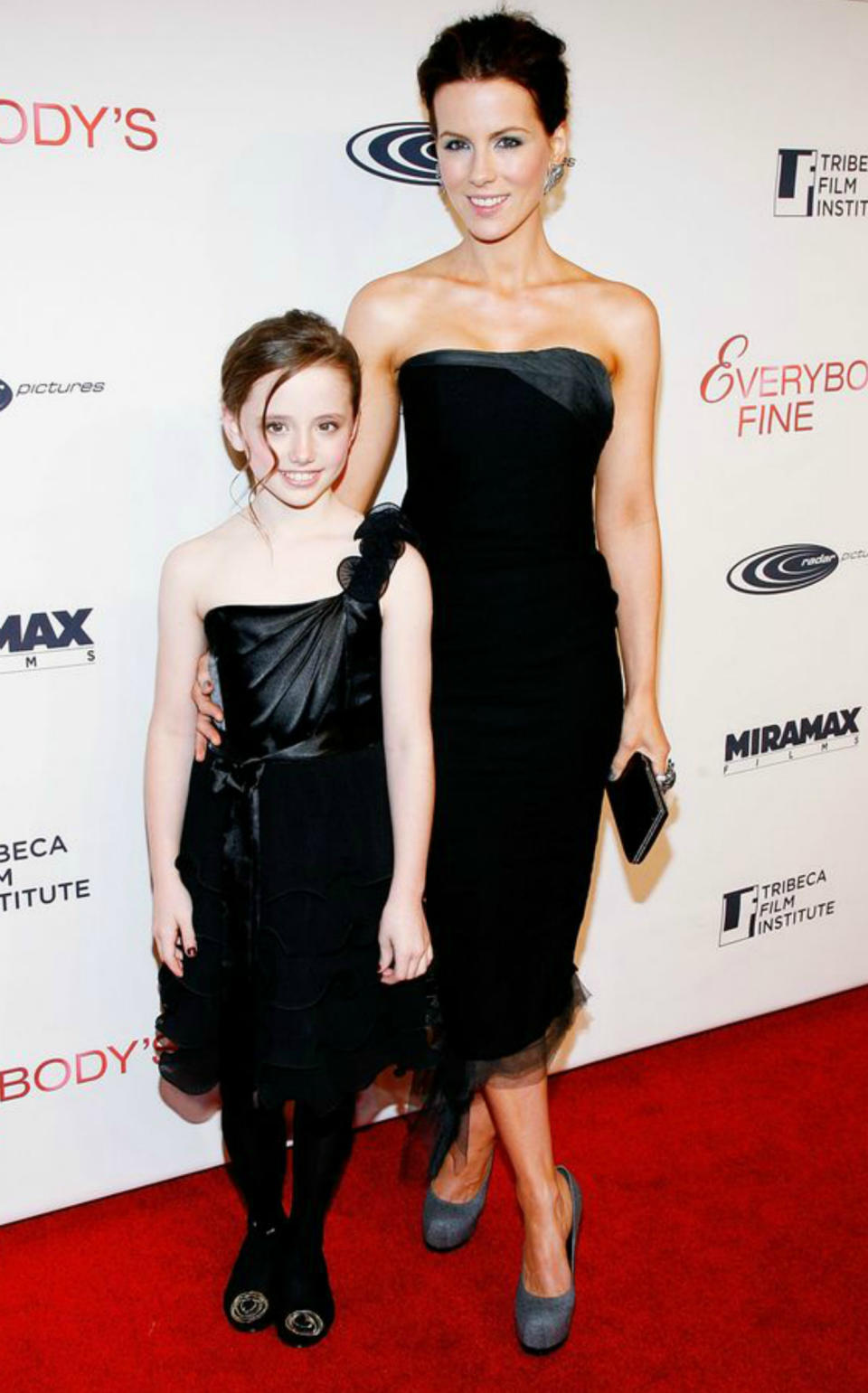 <p>Esta es Kate Beckinsale y su hija Lily Mo en un evento público hace unos años. Las dos vestidas elegantemente de negro. (Foto: Joe Kohen / Getty Images). </p>