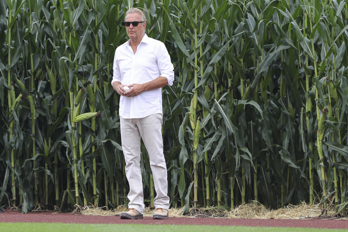 Kevin Costner has unforgettable night as Major League Baseball game hits  his 'Field of Dreams