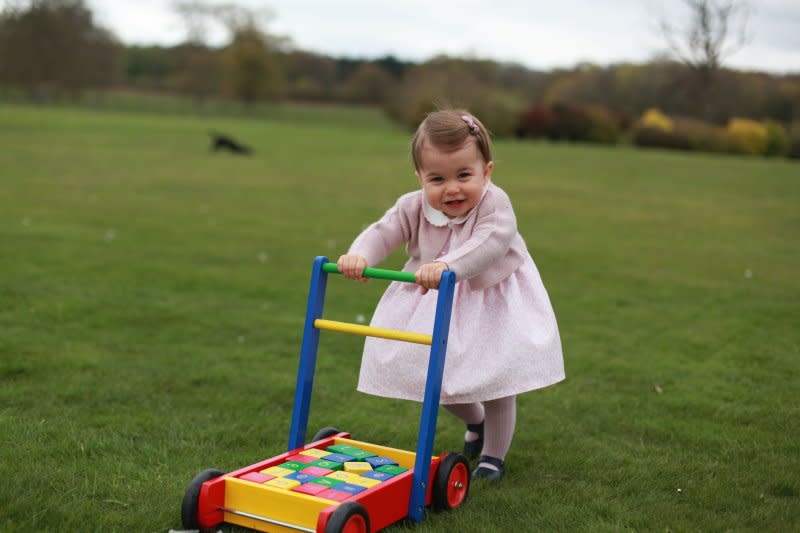 英國小公主夏綠蒂推著學步車。（美聯社）
