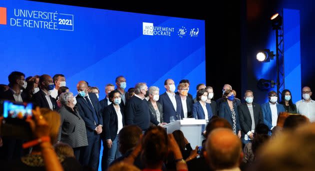 Jean Castex, François Bayrou, Stanislas Guérni et d'autres réunis à Guidel (photo partagée par le président des Jeunes avec Macron, Ambroise Méjean) (Photo: Capture Twitter/Ambroise Méjean)