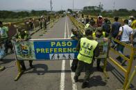 Soldados venezolanos montan guardia en el Puente Internacional Simón Bolívar, en San Antonio del Táchira, Venezuela, el viernes 22 de febrero de 2019, en la frontera con Colombia. (AP Foto / Rodrigo Abd)