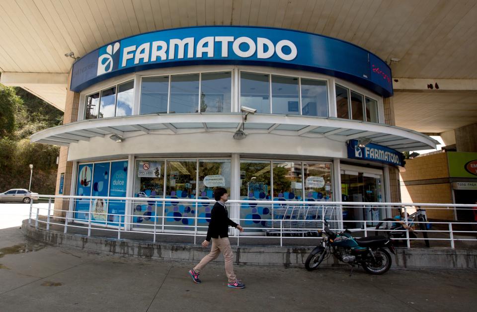 Un cliente avanza hacIa la farmacia Farmatodo en Caracas, Venezuela, el lunes 2 de febrero de 2015. Las autoridades venezolanas abrieron un procedimiento administrativo a la mayor cadena de farmacias del país y algunos de sus ejecutivos fueron llevados a rendir declaraciones en la sede de la policía política, informó la empresa. (AP Photo/Fernando Llano)