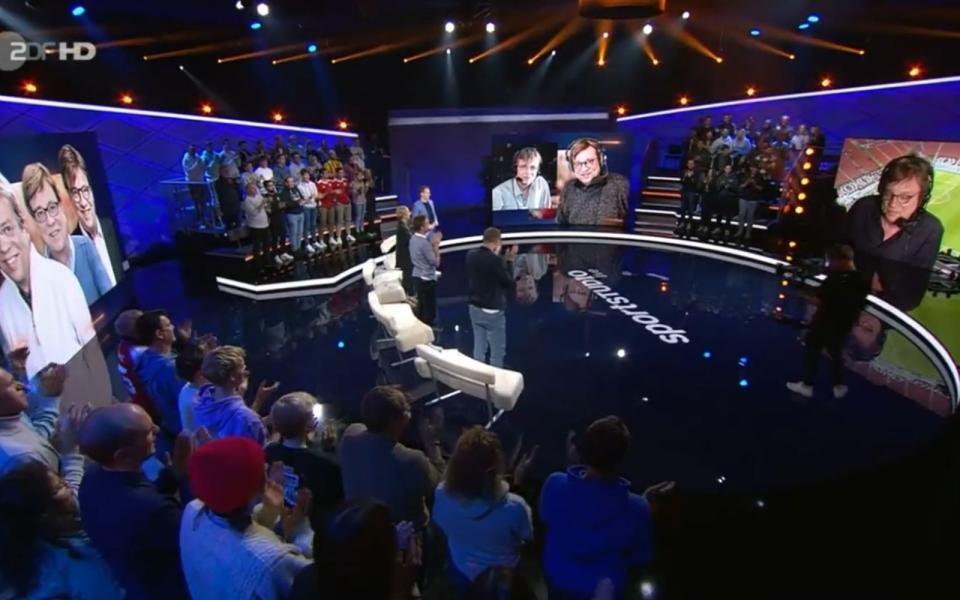 Standing Ovations im ZDF-Studio: Béla Réthy wird nach seinem letzten Kommentatoreneeinsatz mit Sprechchören verabschiedet. (Bild: ZDF)