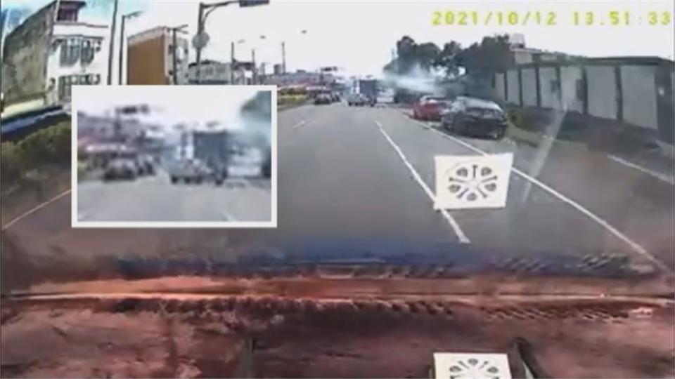 轎車沒打方向燈突換車道　擦撞外送員機車　 2人當街上演全武行