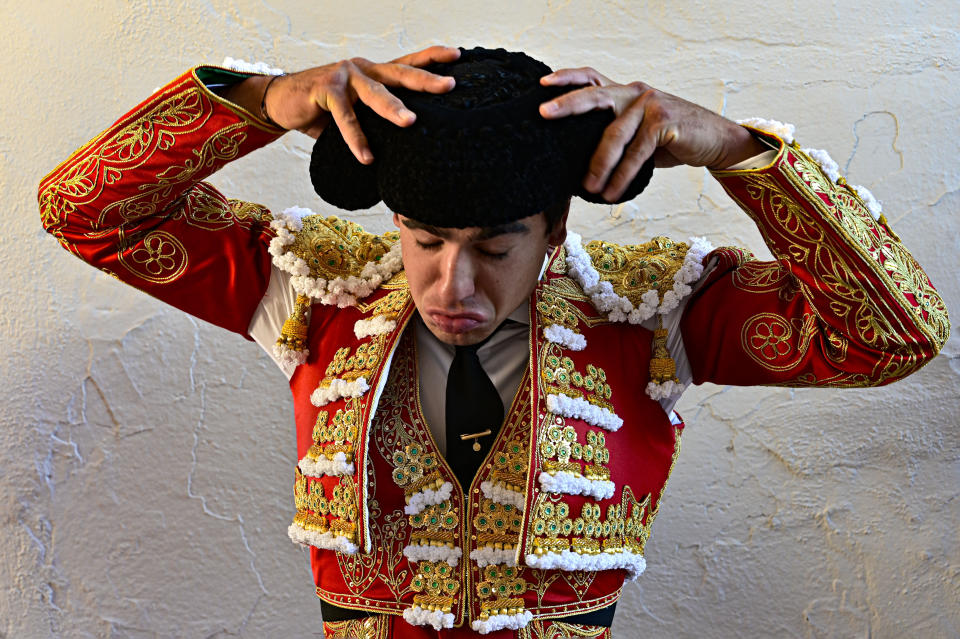 El torero Jesús Colombo ajusta su montera antes de ingresar a la plaza de toros de Pamplona, España, el 11 de julio de 2022, al final de una corrida como parte de las Fiestas de San Fermín. (AP Foto/Álvaro Barrientos)