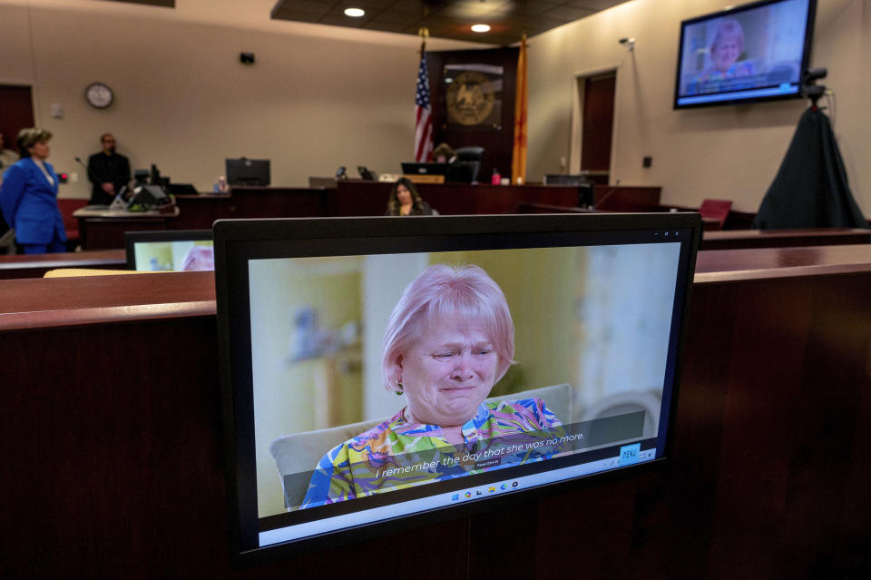 Olga Solovey, habla por video desde Ucrania, durante la audiencia de sentencia para Hannah Gutierrez-Reed en el tribunal estatal de distrito en Santa Fe, Nuevo México, el lunes 15 de abril de 2024. Gutierrez-Reed, la supervisora de armas en el set de la película del oeste "Rust", fue sentenciada a 18 meses de prisión. Fue declarada culpable en marzo de homicidio involuntario por la muerte de la directora de fotografía Halyna Hutchins, quien recibió un disparo mortal de Alec Baldwin en 2021. (Eddie Moore/Albuquerque Journal via AP, Pool)