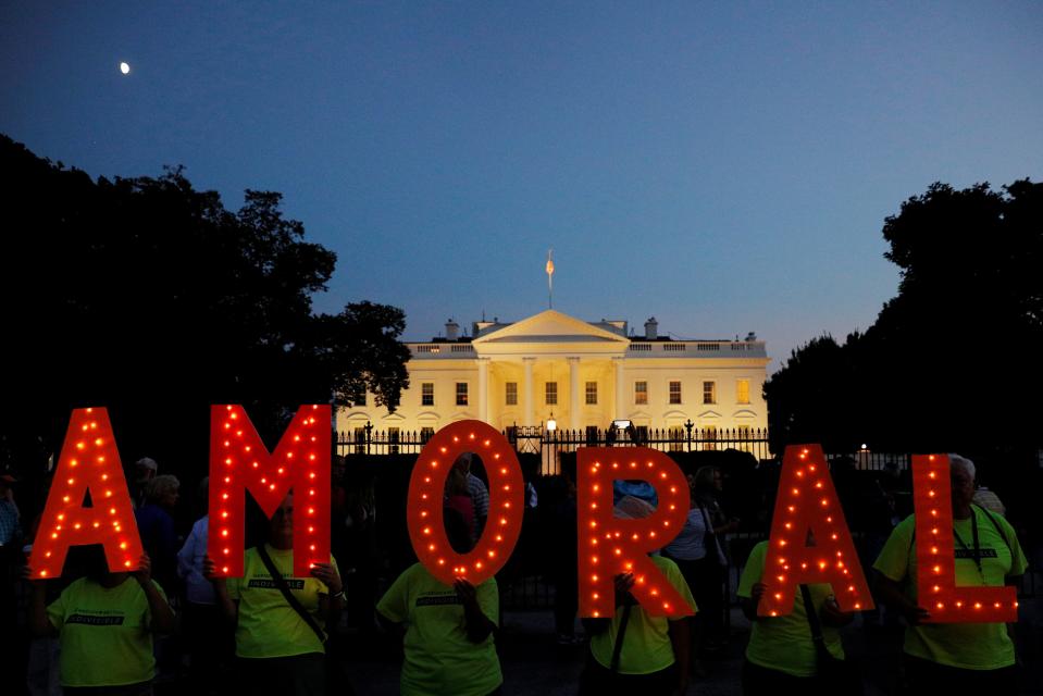 <p>#KremlinAnnex-Demonstranten halten vor dem Weißen Haus in Washington Leuchtbuchstaben hoch, die das Wort „AMORAL“ (Deutsch: unmoralisch) bilden. (Bild: REUTERS/Brian Snyder) </p>