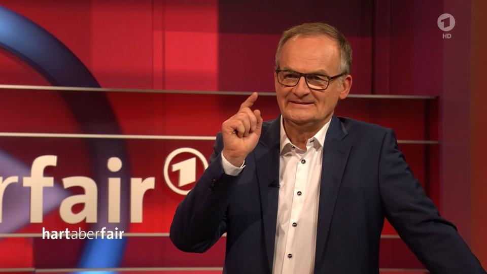 Frank Plasberg hatte in der Sendung "Corona-Brennpunkt Krankenhäuser: Zermürbt und angeschlagen wie das ganze Land?" nur wenig Kontorversen zu schlichten. (Bild: WDR / Screenshot)