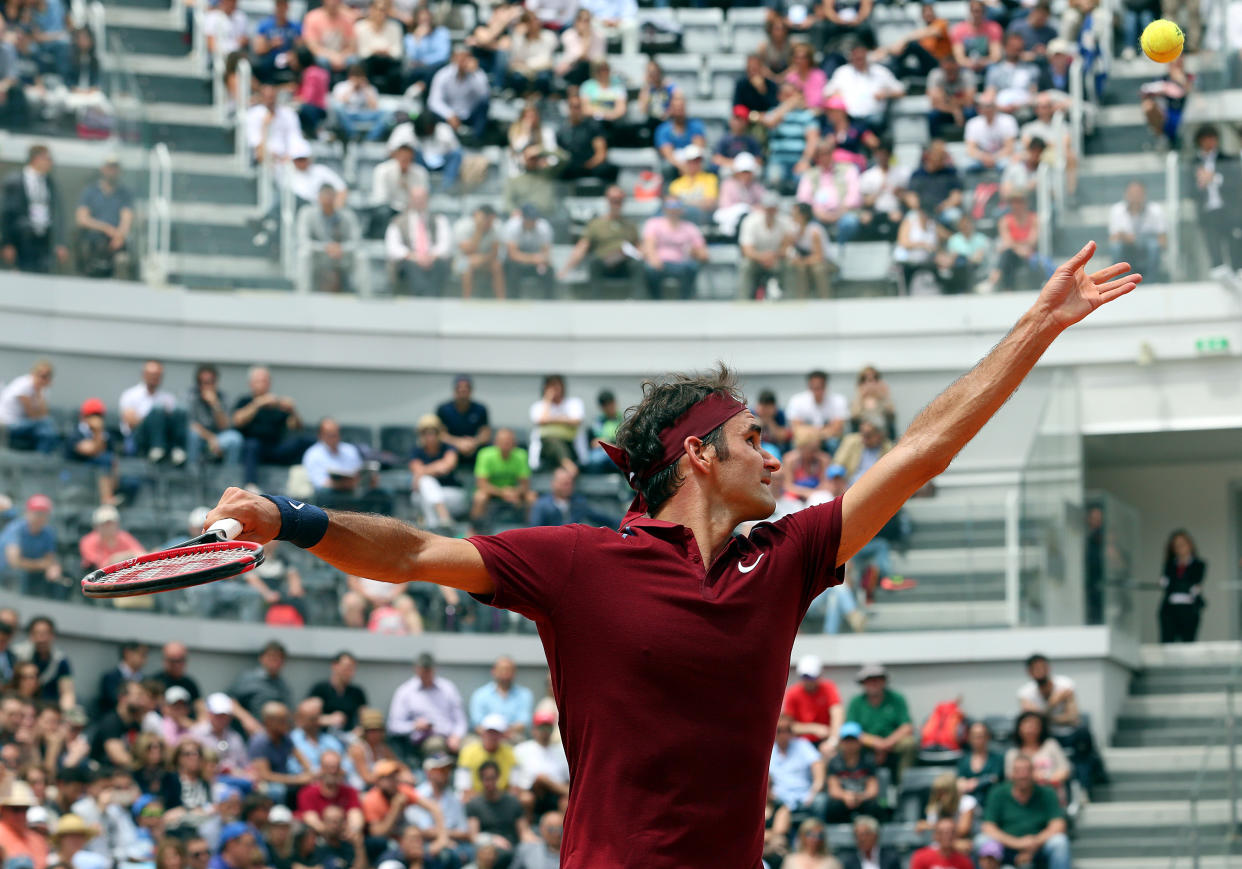 Roger Federer de Suiza durante un servicio. (Foto: REUTERS/Stefano Rellandini)