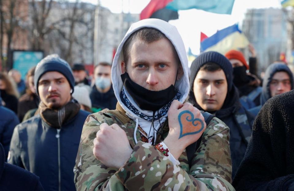 La marcha se celebró para demostrar el espíritu patriótico de los ucranianos en medio de las crecientes tensiones con Rusia (REUTERS)