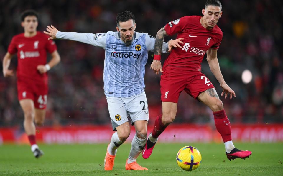 Pablo Sarabia de Wolverhampton Wanderers lucha por la posesión con Kostas Tsimikas de Liverpool durante el partido de la Premier League entre Liverpool FC y Wolverhampton Wanderers - Getty Images/Stu Forster