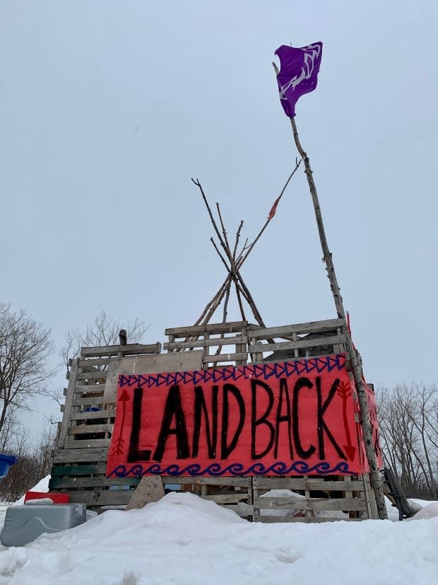 The people's fire, housed behind this wooden structure, was moved to a green space at the foot of the Honoré Mercier Bridge when the railway barricade was dismantled on March 5, 2020.