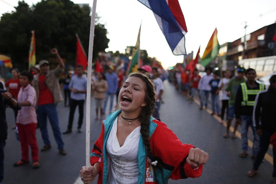 Manifestantes cantan consignas contra el presidente Horacio Cartes en Asunción, Paraguay, el lunes 13 de febrero de 2017. (AP Foto/Jorge Saenz)