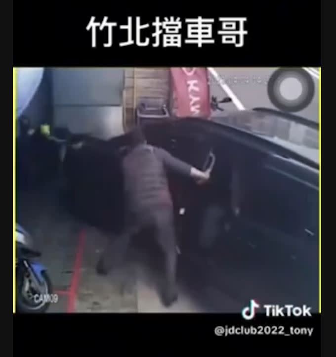 駕駛一路在轎車後方追喊，所幸車上妻兒無礙。（圖／翻攝自TikTok）