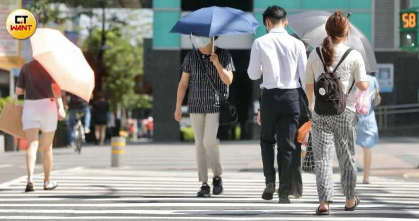 各地天氣炎熱，高溫超過33度。  （示意圖／彭子桓攝影）