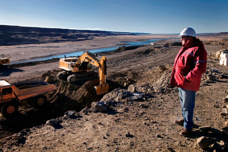 Movimiento de suelo y trabajos de obra en las márgenes del Río Santa Cruz. Allí se construirá la Represa Cóndor Cliff