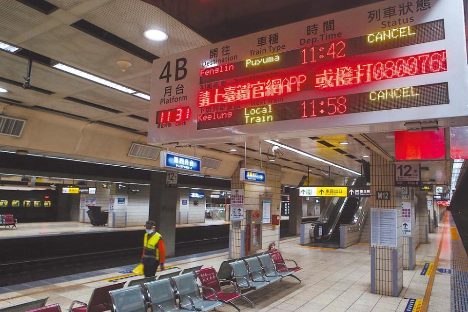 台鐵工會不滿公司化草案，五一發起「不加班」活動，造成表定列車全部停駛，導致台北車站月台內空蕩蕩的景象。（鄧博仁攝）