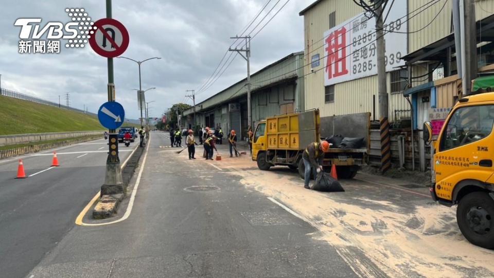 警方於3小時內排除事故，恢復正常通行。（圖／TVBS）