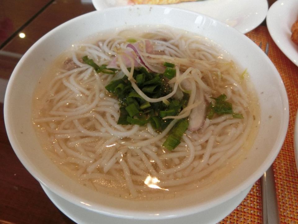 越南美食之一的米粉湯有特製的湯頭和米線。