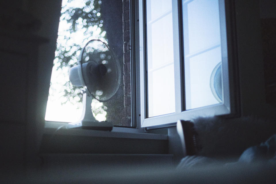 Lüften sollte man am Besten erst nachts, ein Ventilator kann zusätzlich für Abkühlung sorgen. (Bild: Getty) 