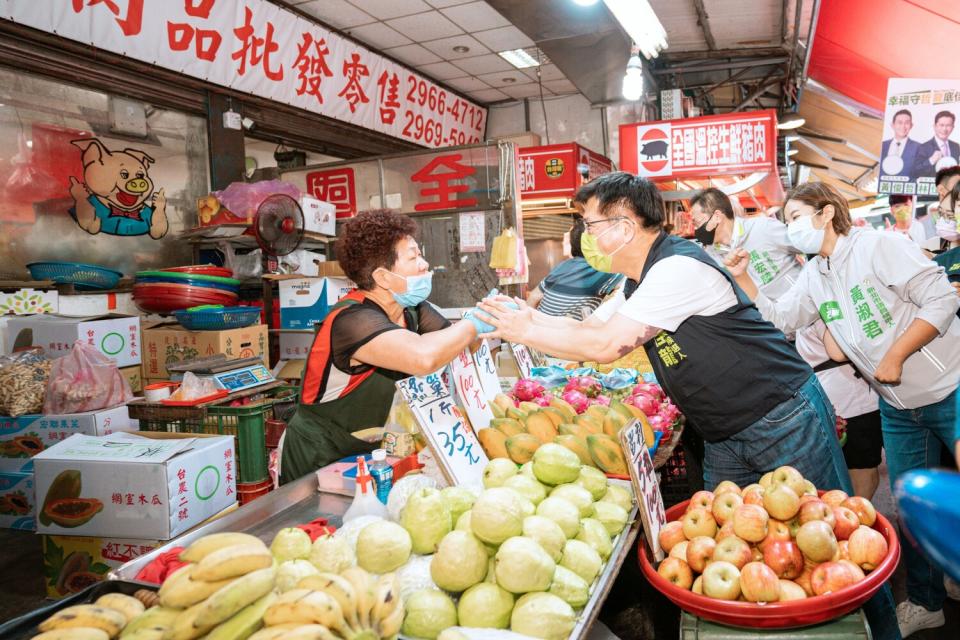 林佳龍今天前往板橋湳興市場掃街拜票。   圖：林佳龍競辦提供