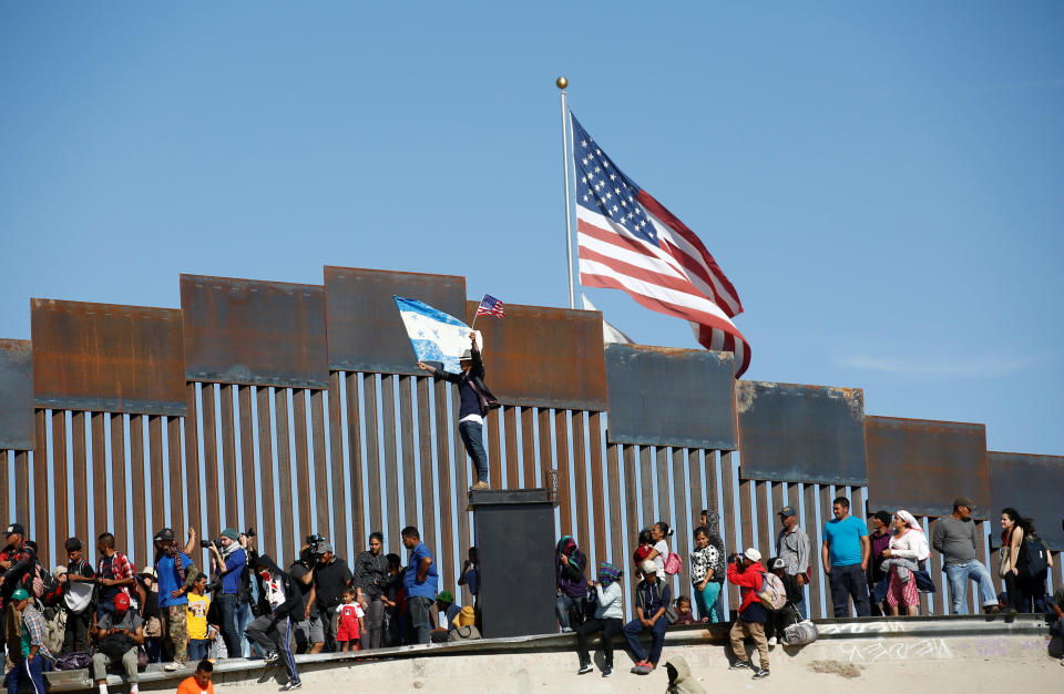 FOTOS | Así intentaron migrantes entrar a EEUU desde Tijuana