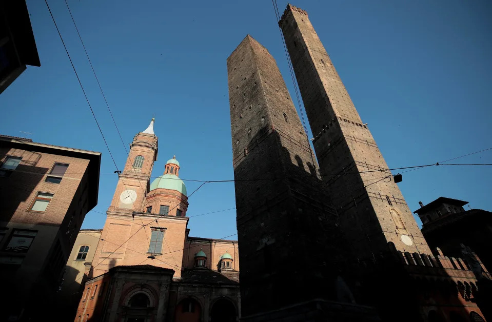 La tour Asinelli et la tour Garisenda à Bologne, en Italie, ici photographiées en juin 2019.