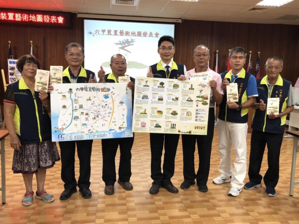 六甲區公所發表「六甲裝置藝術地圖」摺頁，區長陳啟榮（左四）與里長們一同行銷在地觀光。（記者盧萍珊攝）