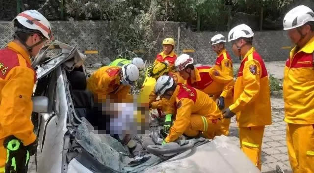 <strong>蘇花路廊匯德隧道前停車場，一輛汽車被地震震落的石頭砸中，1人當場死亡。（圖／消防局提供）</strong>