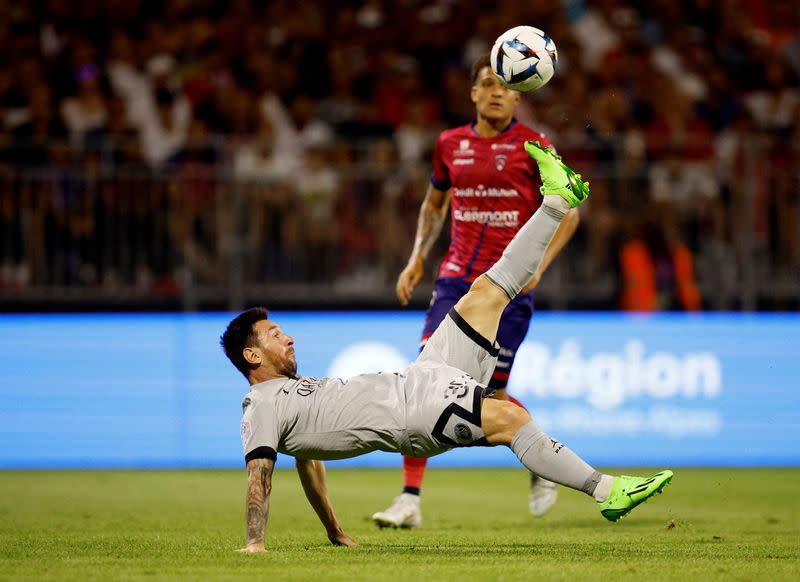 Lionel Mesi anota de chilena el quinto gol del PSG en la goleada 5-0 sobre Clermont por la Ligue 1, Stade Gabriel Montpied, Clermont-Ferrand, Francia